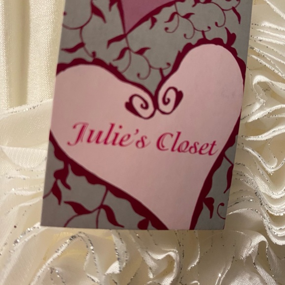 JULIE’S CLOSET TOP - Picture 3 of 8